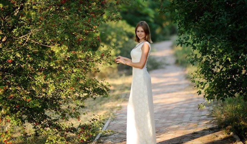 girl-near-the-tree